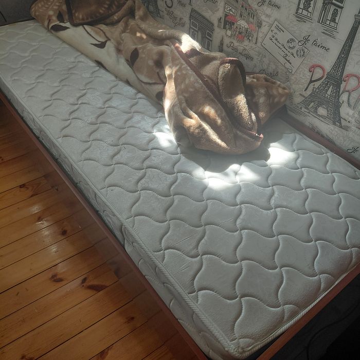 Кровать односпальная, матрас