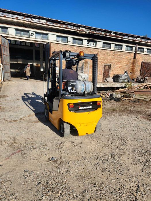 Stivuitor Jungheinrich, an 2015, ridica 1.6 tone la inaltime 3.3 metri