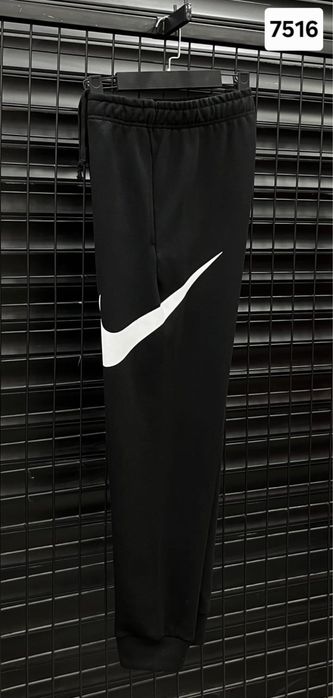 Pantaloni nike model 2025