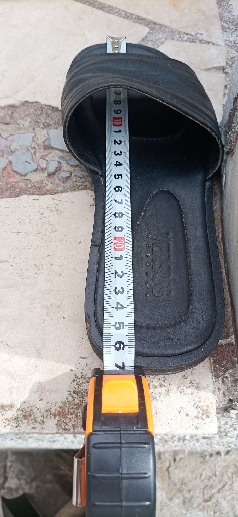 Продавам кожени чехли versace