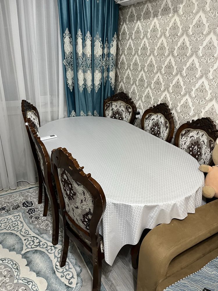 Стол со стульями