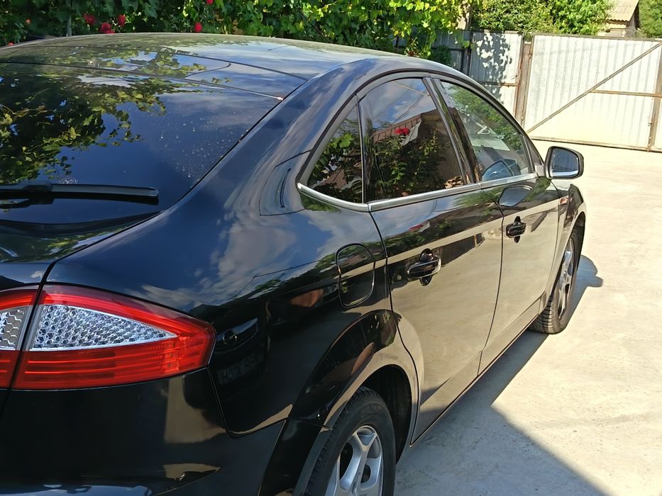 Vând Ford mondeo