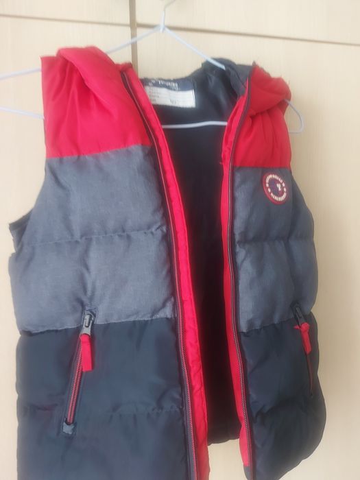 Продам жилетку на мальчика 122 размер