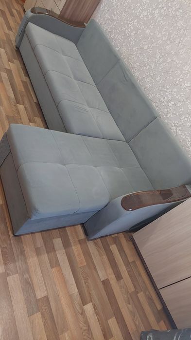 Продам угловой диван с подушками