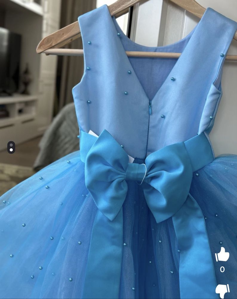 Продам платья 6-7 лет