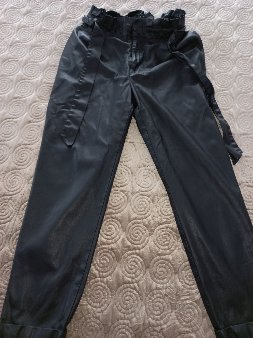 Pantaloni imitatie piele negri 40 lei