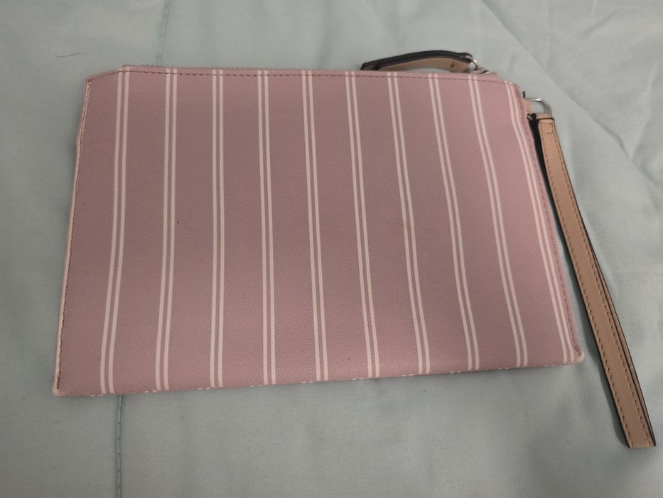 Дамска чанта клъч Guess