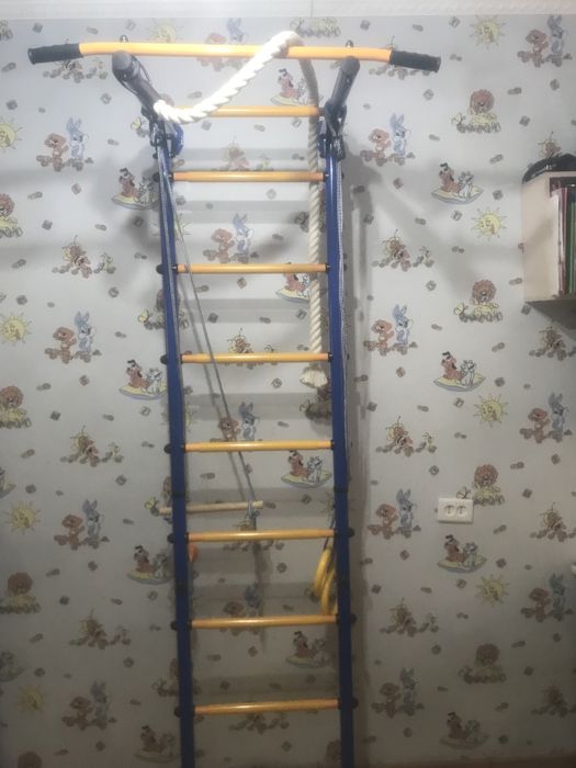 Продаю в хорошем состоянии б/у турник с брусьми и канатом