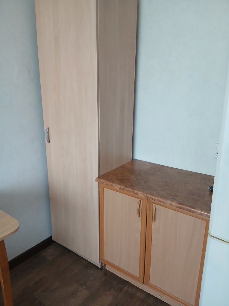 Продам шкаф, тумбочку, стол с табуретками