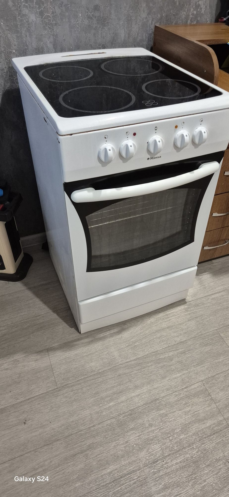 Продам электроплиту Hansa есть торг