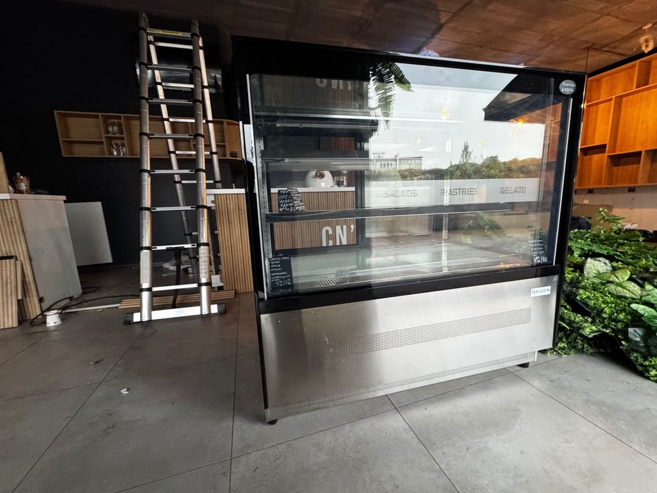 Продавам хладилна витрина