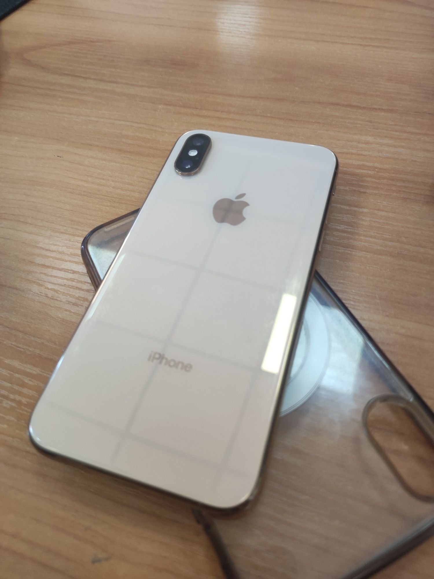 iPhone XS 64g  165$