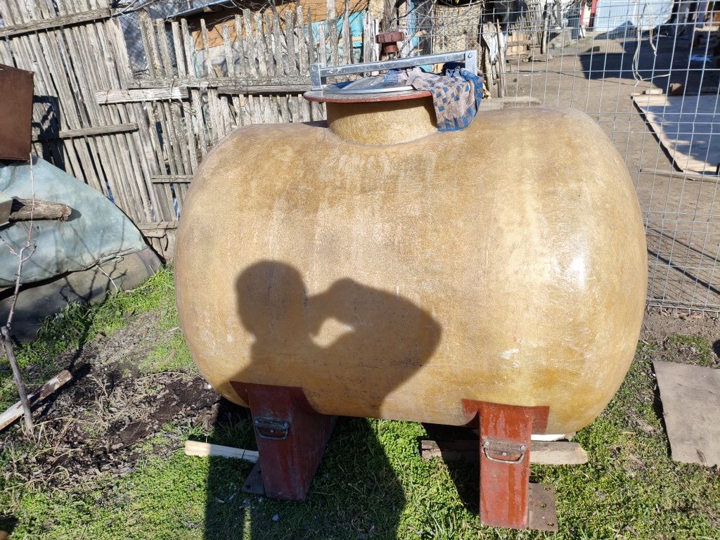 Vând butoi de fibra de sticla