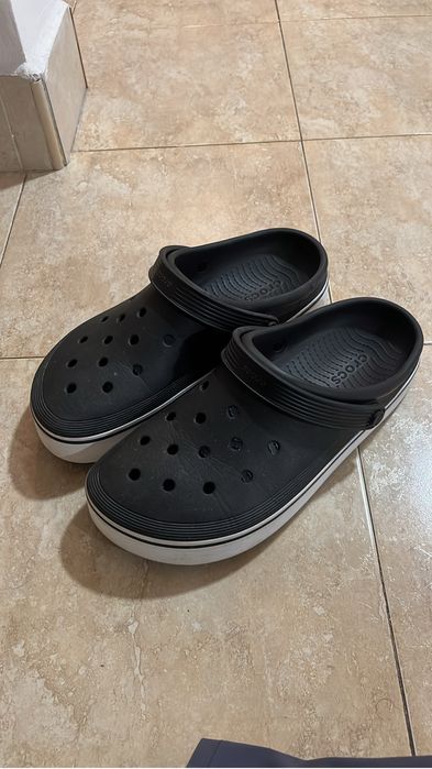 Pantofi Crocs în stare excelentă, nepurtați niciodată acasă.