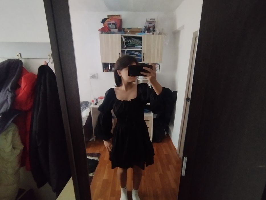 Чёрное платье с пышными рукавами 

Стильное и аккуратное чёр