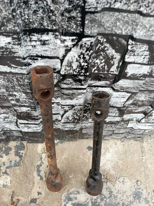 Продам 2 ключа болоник на 30.цена 5000 за два больница