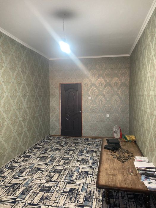 Навои шахрида квартира сотилади 1 этаж 1 хона