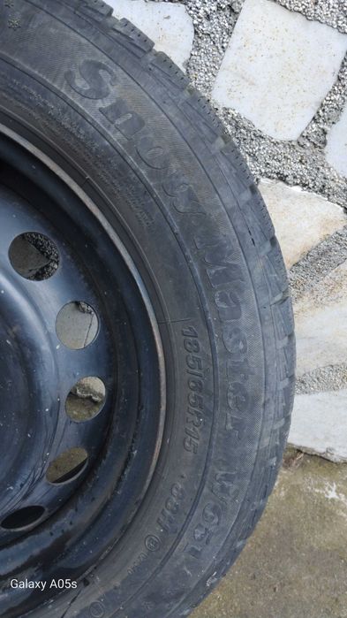 15 " Гуми зимни с джанти за Дачия.Състоянието е видно на снимките.