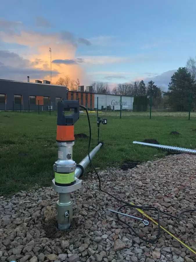 Montan Pilonii Foranti pentru Fundatii sau Constructii Usoare