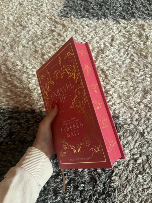 Продавам shatter me series на английски език