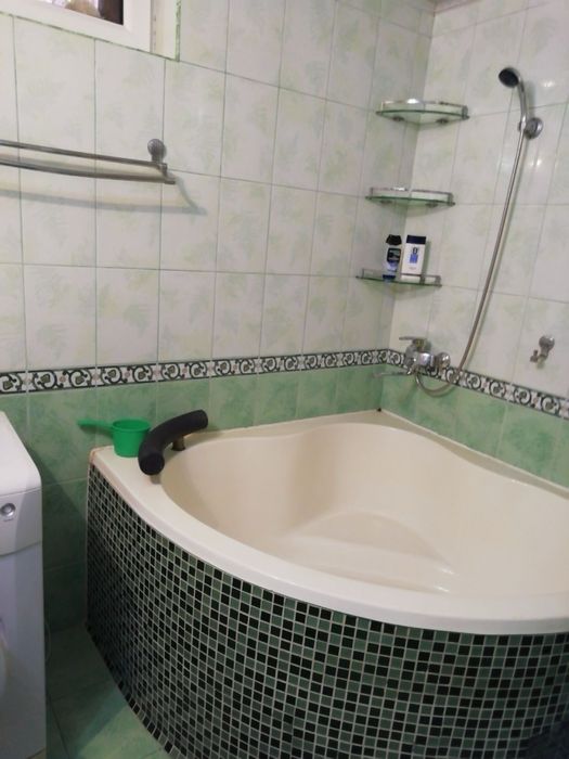 Сдам двухкомнатную квартиру со всеми удобствами на долгий срок.