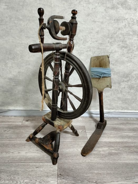 Прялка ножная деревянная