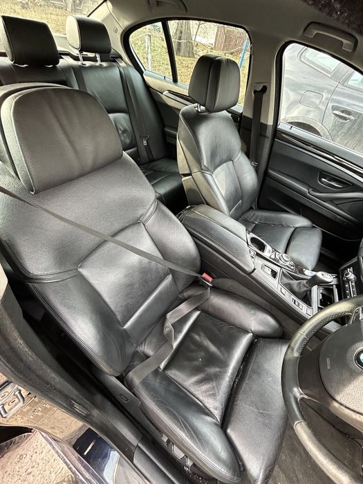 Interior confort din piele neagra cu memorii si incalzire. BMW F10