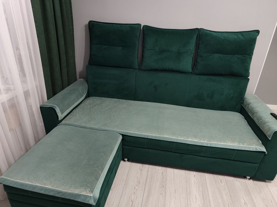 Угловой диван, темно зелёного цвета