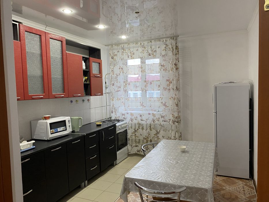 Сдам 2 комнатную квартиру . В 10 микрорайоне Все рядом ..