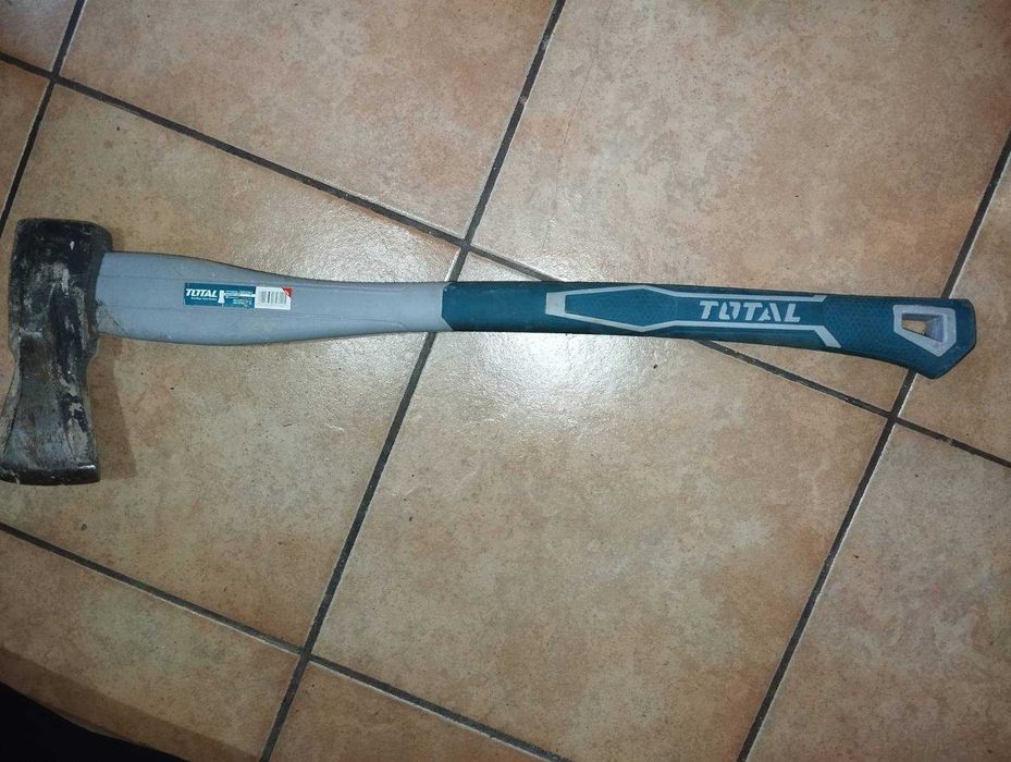 Брадва за цепене на дърва