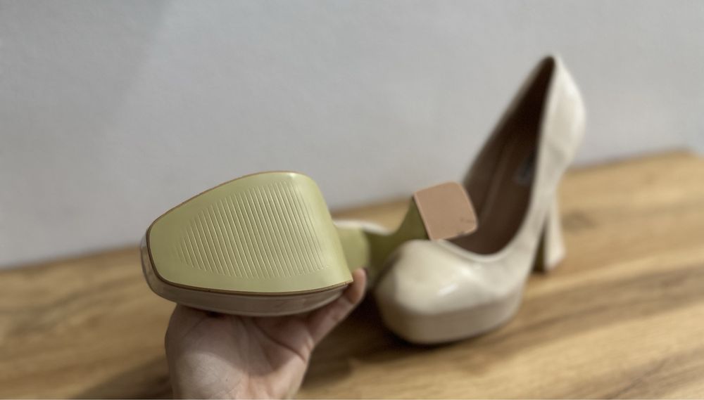 Pantofi noi bej cu toc si platforma