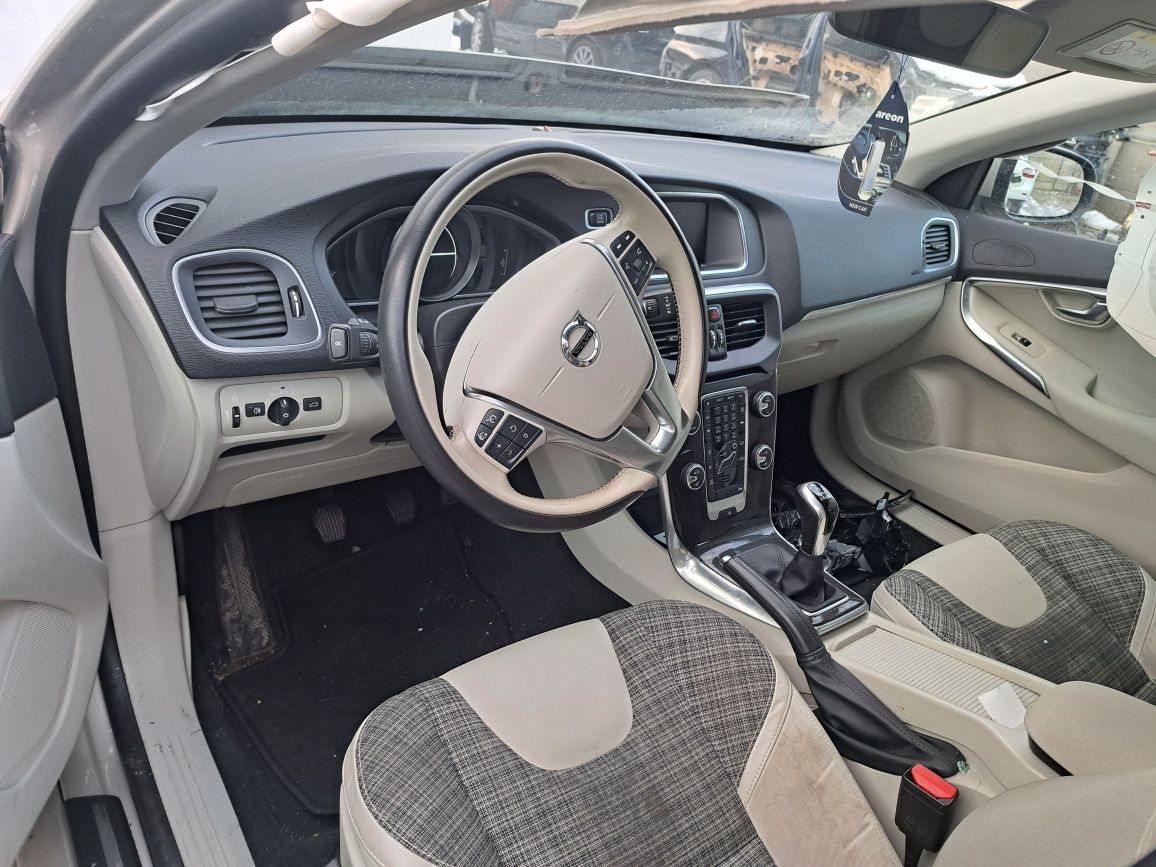 Dezmembrez Volvo V40 motor 2.0