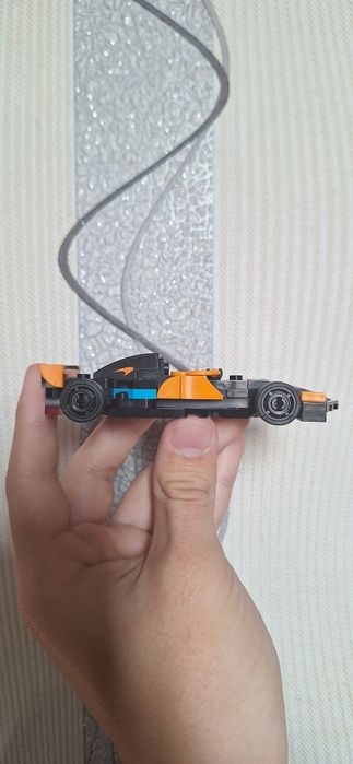 Продам набор Lego с болидом формулы-1 McLaren
