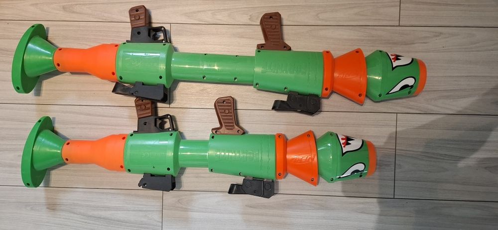 Troler, skateboard si Fortnite gun/pistol