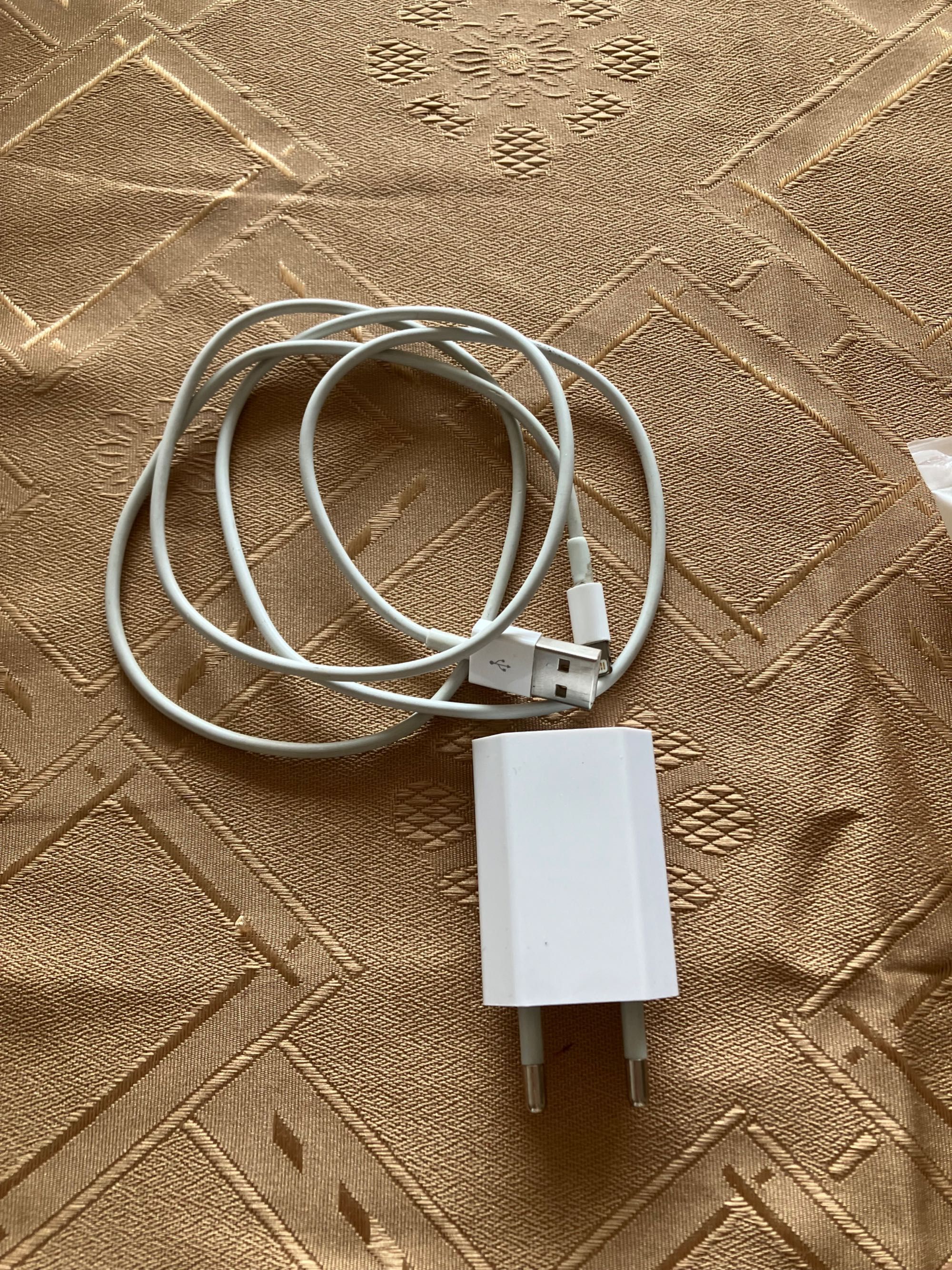 Продавам iPhone 6s в цвят розово с калъф