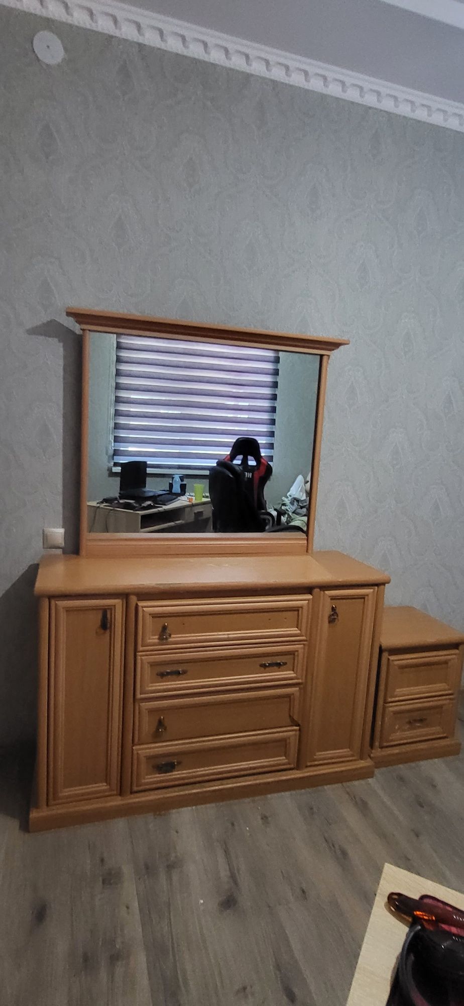 Продаю комплект мебели: б/у шкаф с зеркалом и тумбочку
