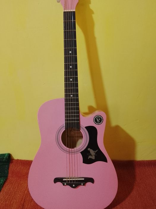 Klasik gitara sotiladi