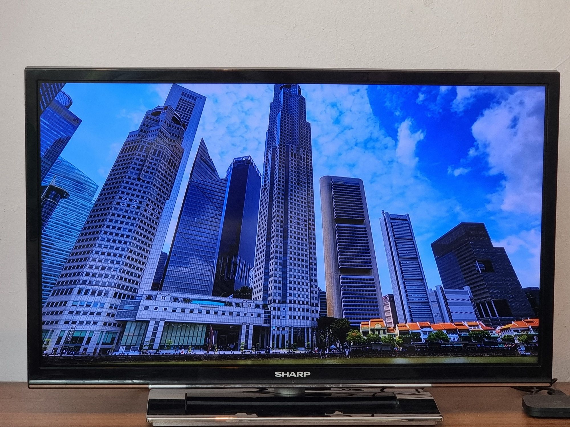 Телевизор / Sharp 32" - FULLHD - Цифрова + Ефирна , Слот за карта.