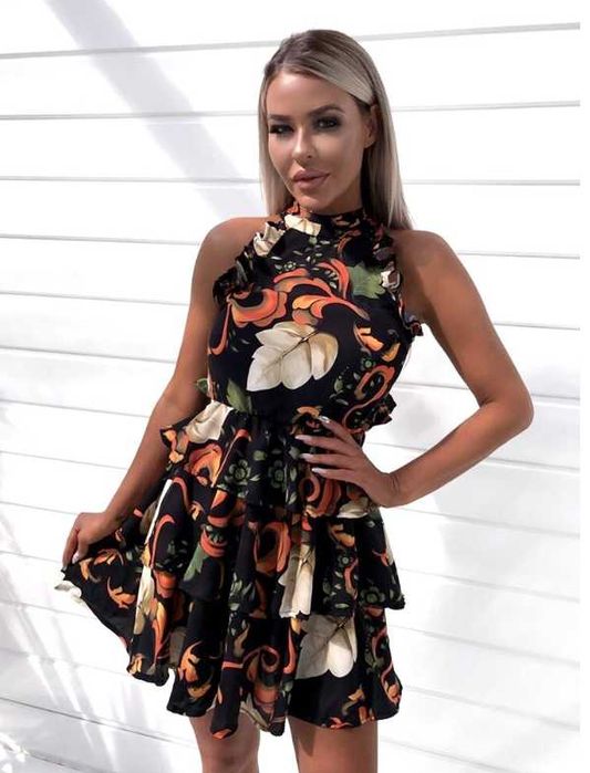 Дамска рокля с ефектен гръб