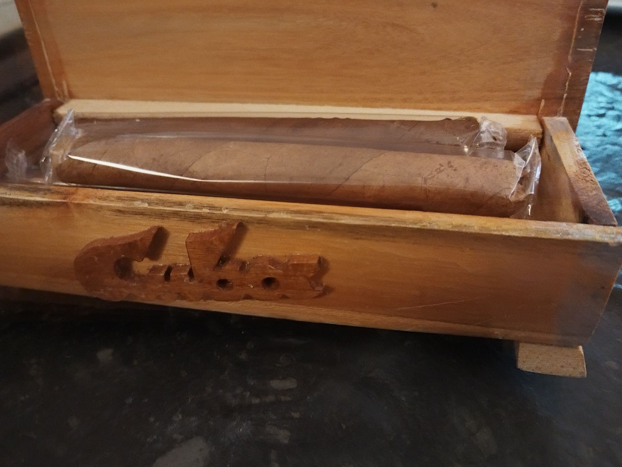 Veche cutie lemn Cohiba,trabucuri + bricheta veche colectie