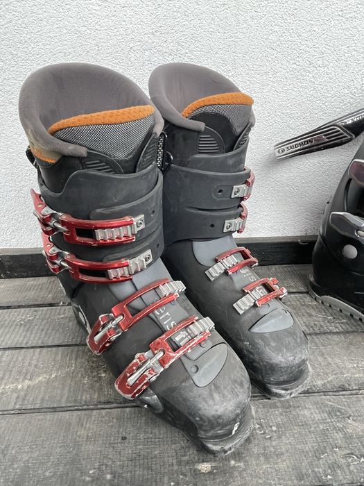 Ски, ски обувки у щеки