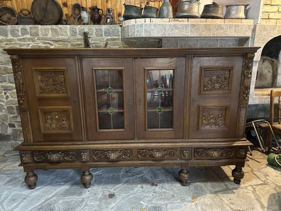 Шкаф с богата дърворезба и витражни врати