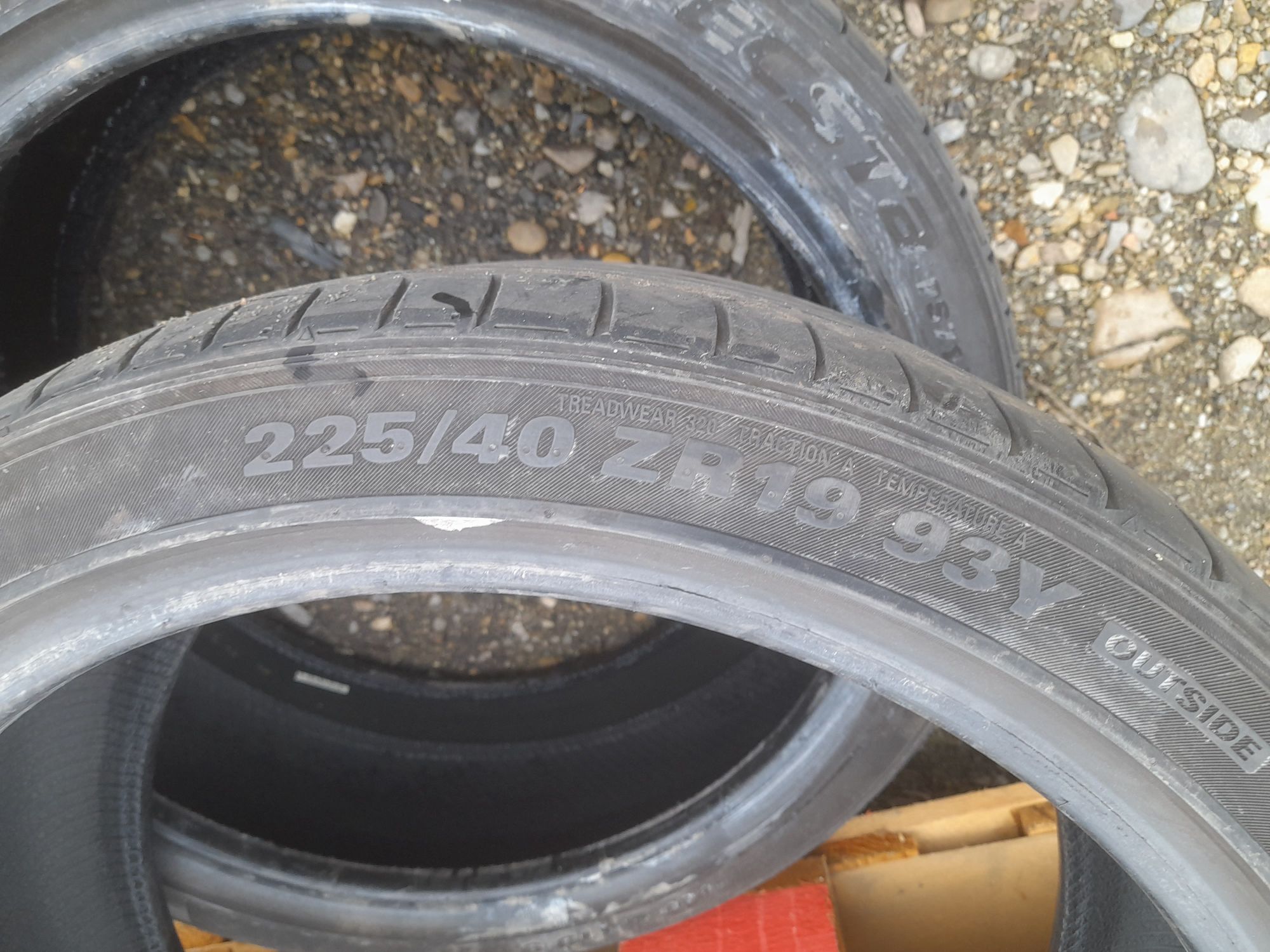 Vând 2 anvelope 225 40 19 kumho de vara bune dot 2020