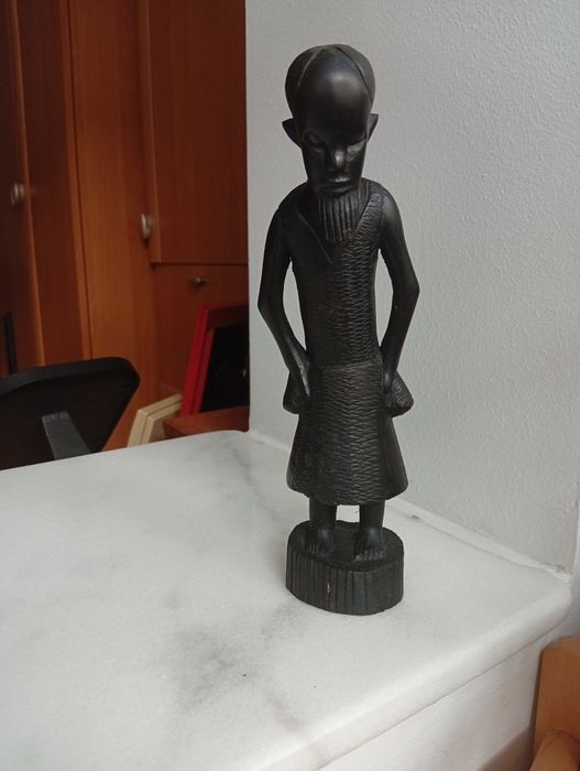 Statuetă veche de lemn