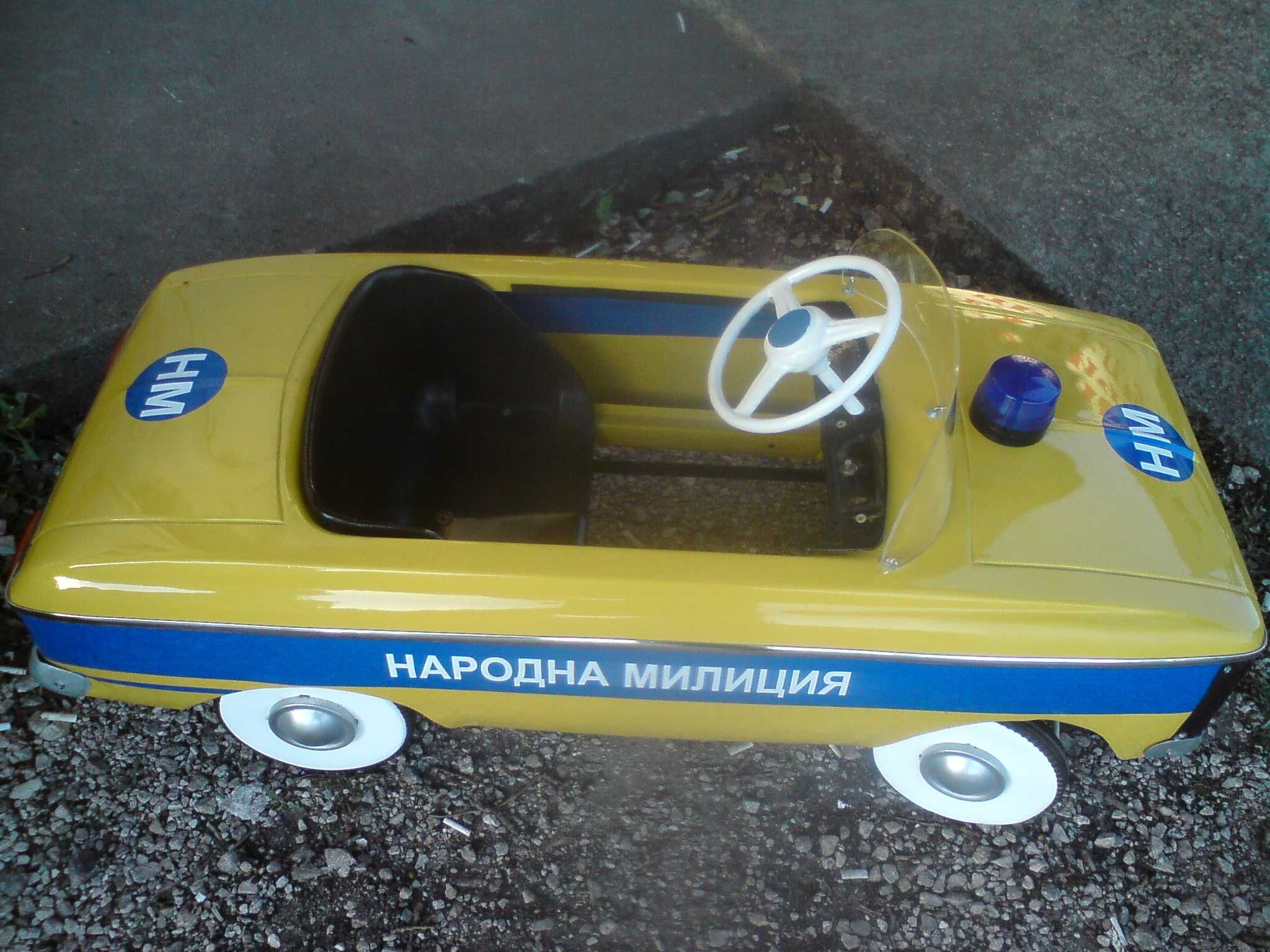 метална детска ретро кола с педали МОСКВИЧ милиция полиция