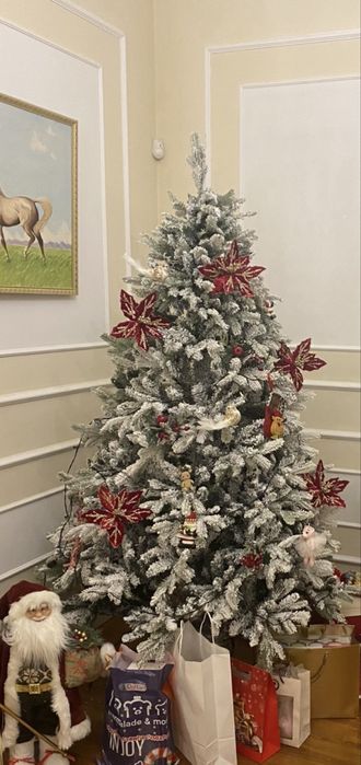 Елка новогодняя очень красивая ,с белым пушистым снегом