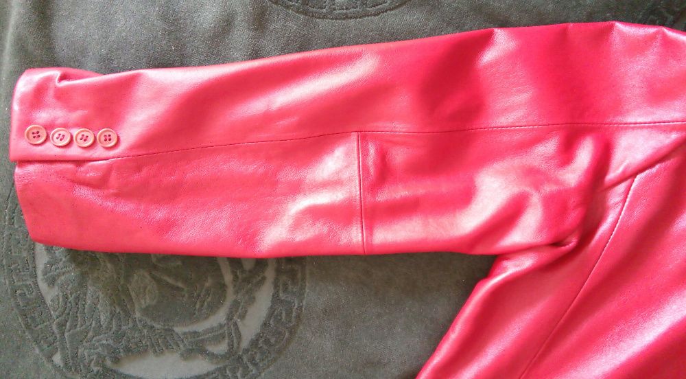 Продам красный пиджак (натуральная кожа) Pierre Cardin (новый), ОАЭ.