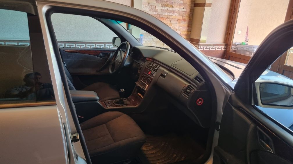W210 Mercedes E200