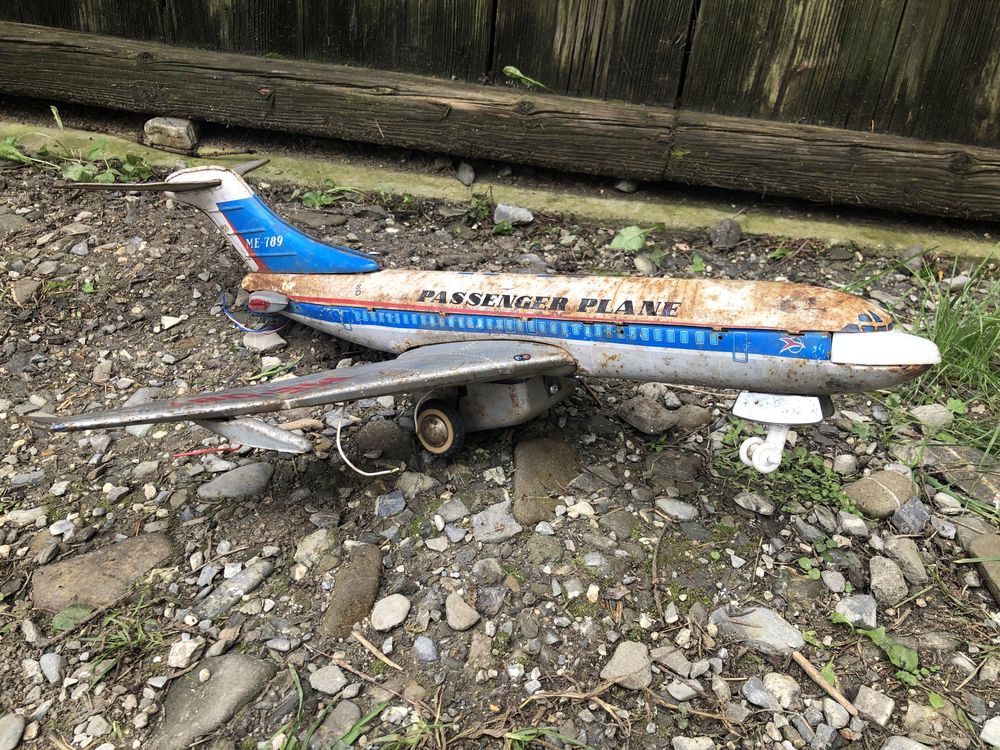 Avion vechi de jucării