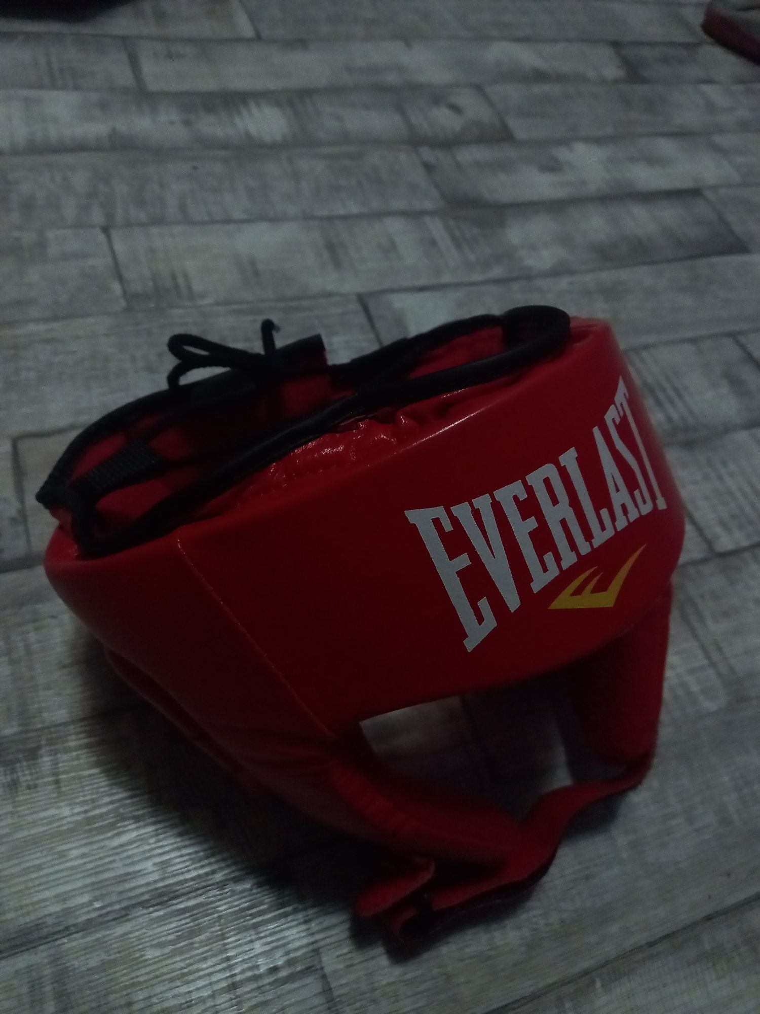 Боксерский набор: Шлем Everlast, бинт Venum